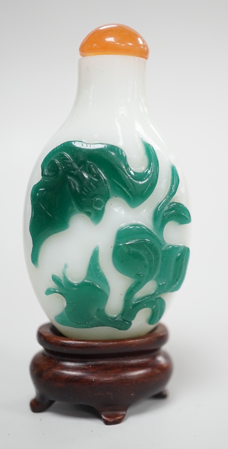 A Chinese green overlay and white glass ‘bat and peaches’ snuff bottle, 1760-1860, 5.5cm